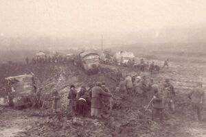 Хорошунова: Всюду на фронте, который вокруг Каменца, все мокрое. На людях одежда не просыхает. И вдруг позавчерашней ночью ударил мороз до 20 и выпал густой обильный снег