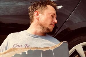 Маск: Найден лежащим без сознания возле Tesla Model 3