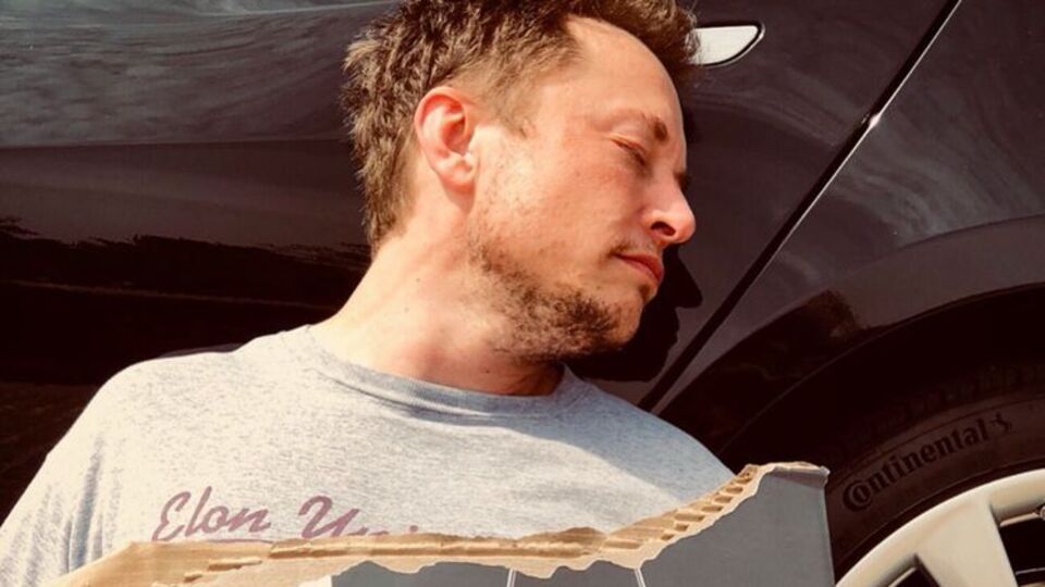 Маск: Виявлено непритомним біля Tesla Model 3