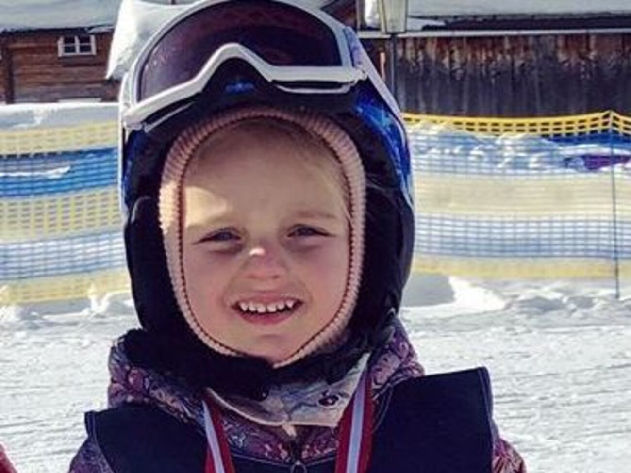 Надежда Пескова катается на коньках