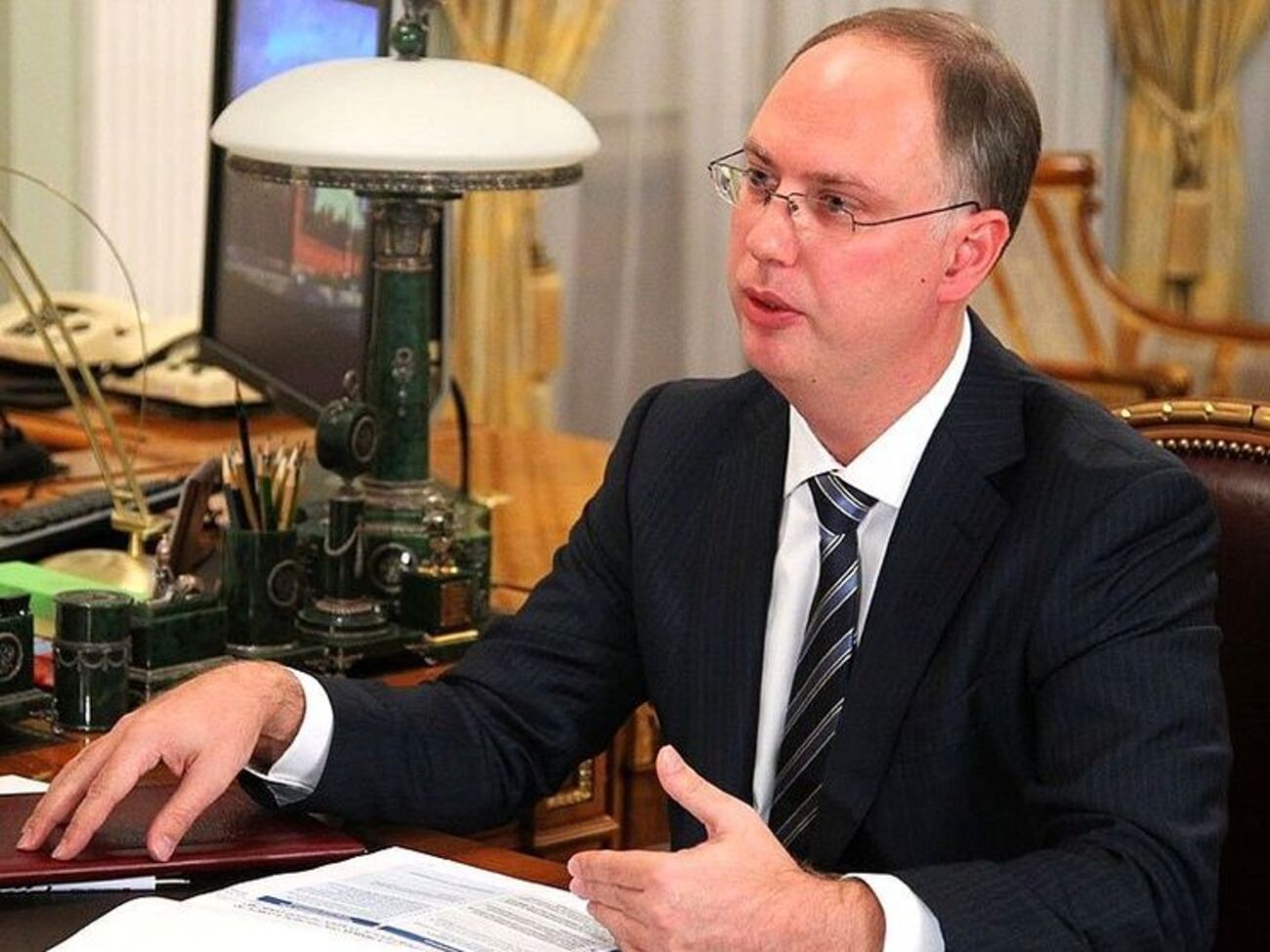 По информации источников Financial Times, Дмитриеву удалось получить должность главы РФПИ и стать&nbsp;влиятельной фигурой в&nbsp;Кремле&nbsp;именно благодаря дружбе его жены с Тихоновой