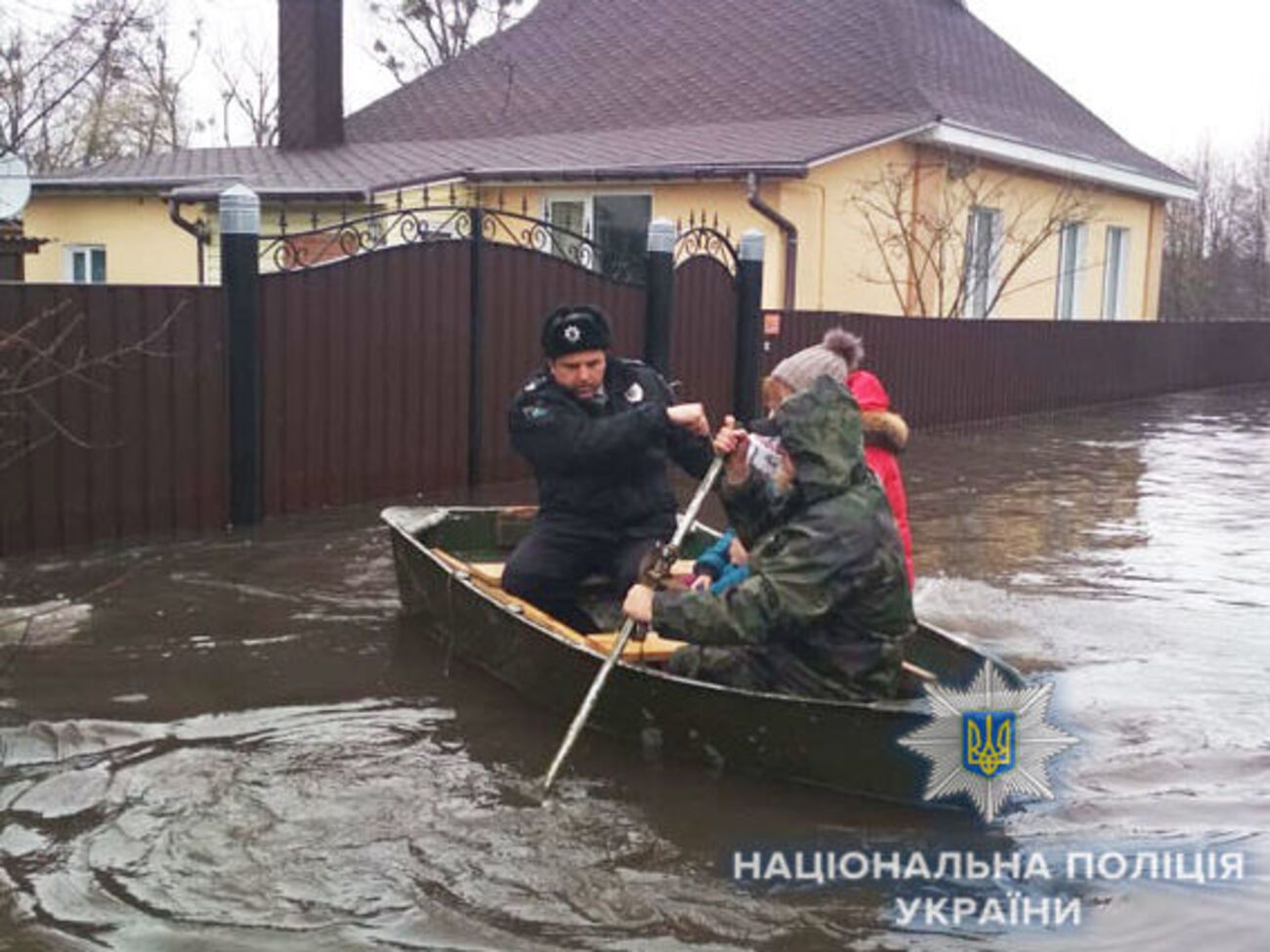 Полицейские помогают местным жителям