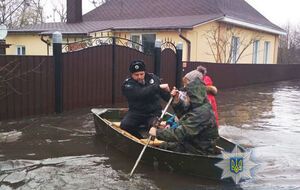Полицейские помогают местным жителям