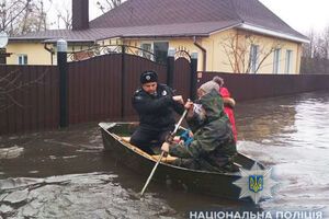 Поліцейські допомагають місцевим жителям