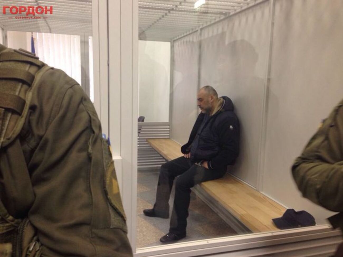Во время заседания Крысин находился в прозрачном боксе