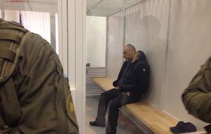 Во время заседания Крысин находился в прозрачном боксе