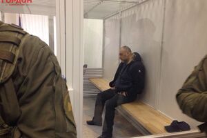 Во время заседания Крысин находился в прозрачном боксе