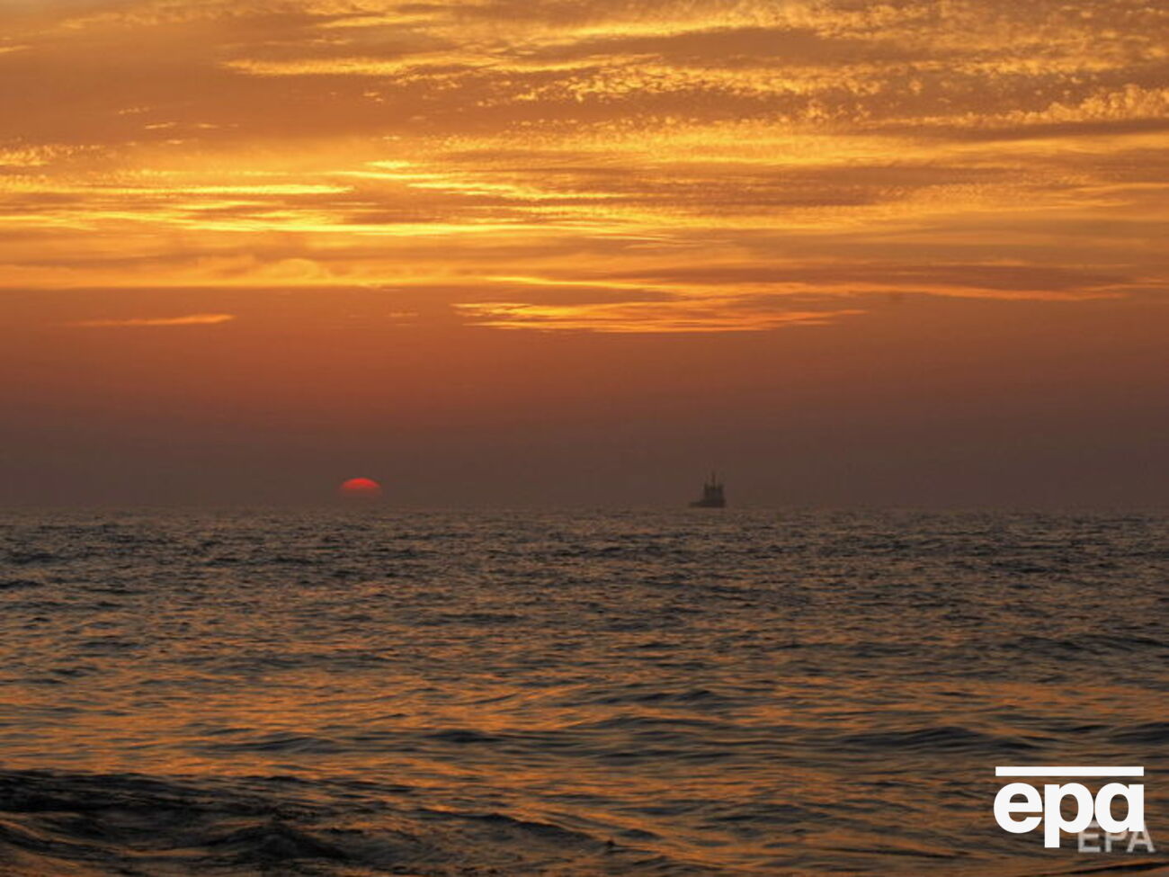 Итальянская буровая уплыла, пробурив всего одну скважину