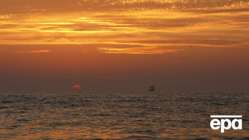 Итальянская буровая уплыла, пробурив всего одну скважину