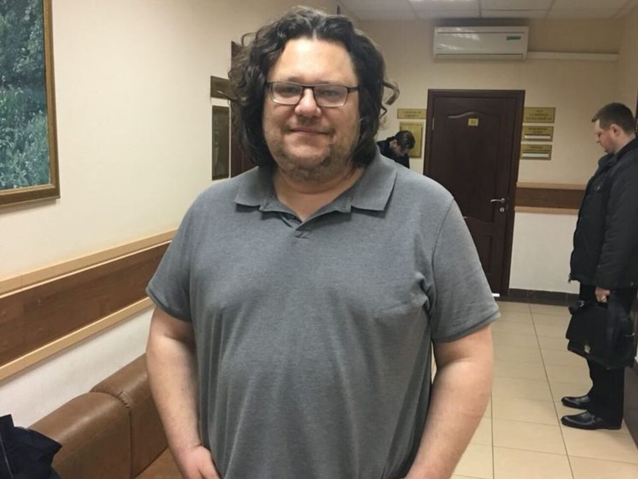Артем Любимов у будівлі суду