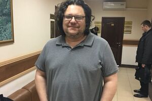 Артем Любимов у будівлі суду