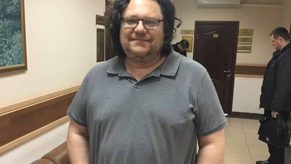 Артем Любимов у будівлі суду