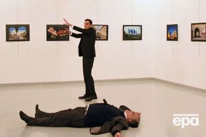 Карлов был убит сотрудником полиции Мевлютом Алтынташем (стоит в центре) в декабре 2016 года