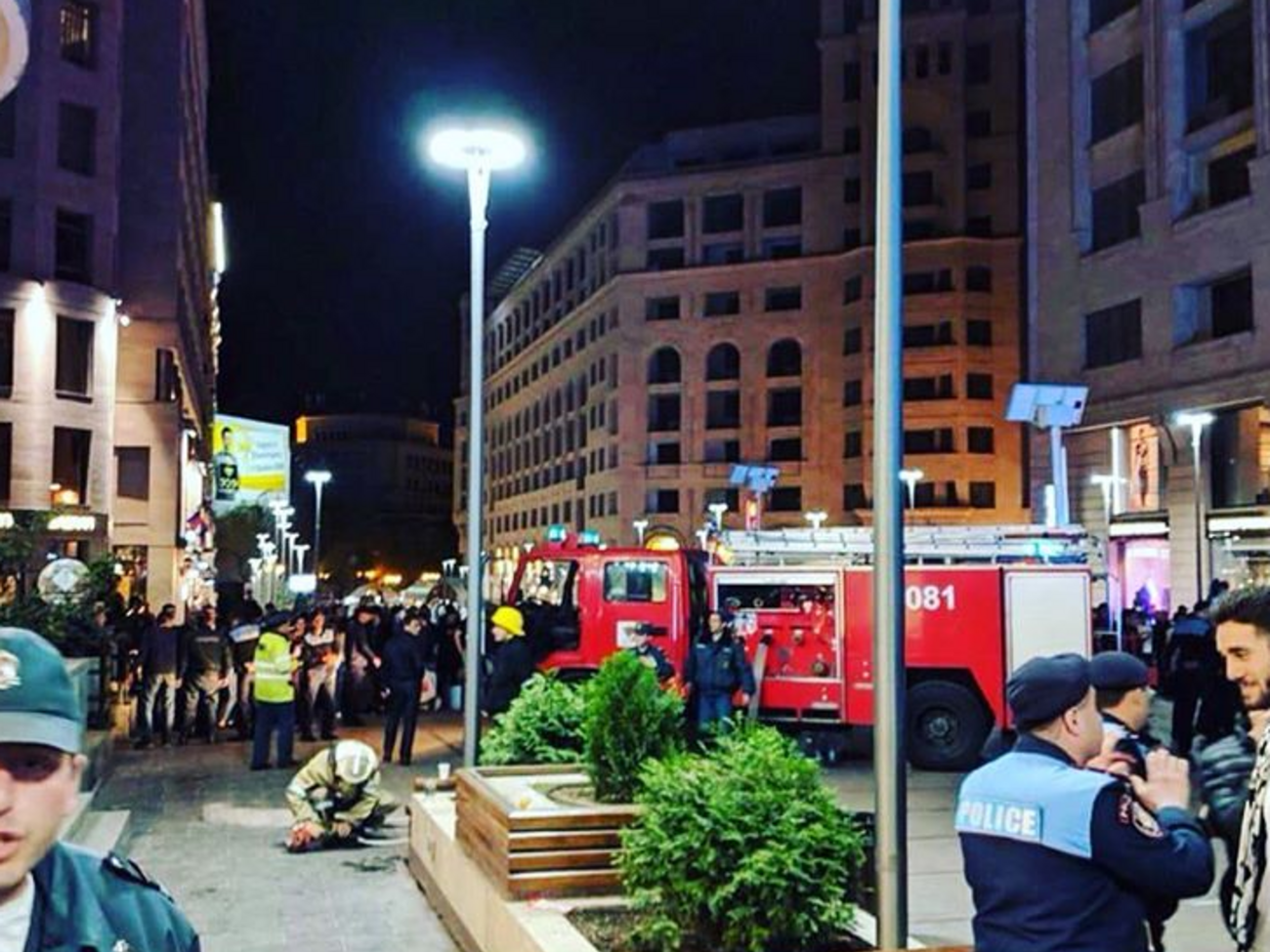 На месте происшествия работают пожарные и врачи