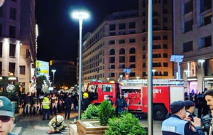 На месте происшествия работают пожарные и врачи