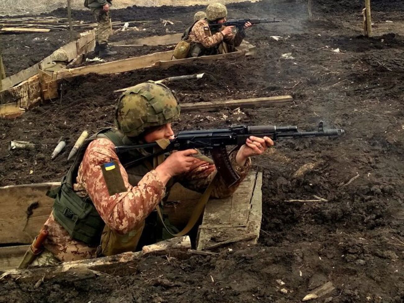 Украинских военных обстреливали на донецком и луганском направлениях