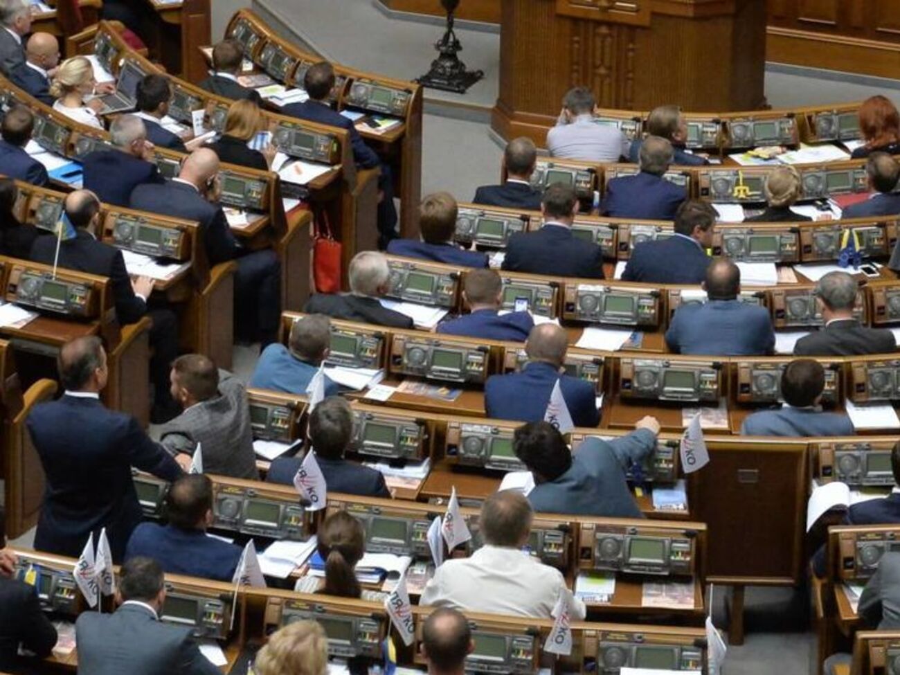 Тимошенко и Ляшко обычно разделяют четыре ряда депутатов