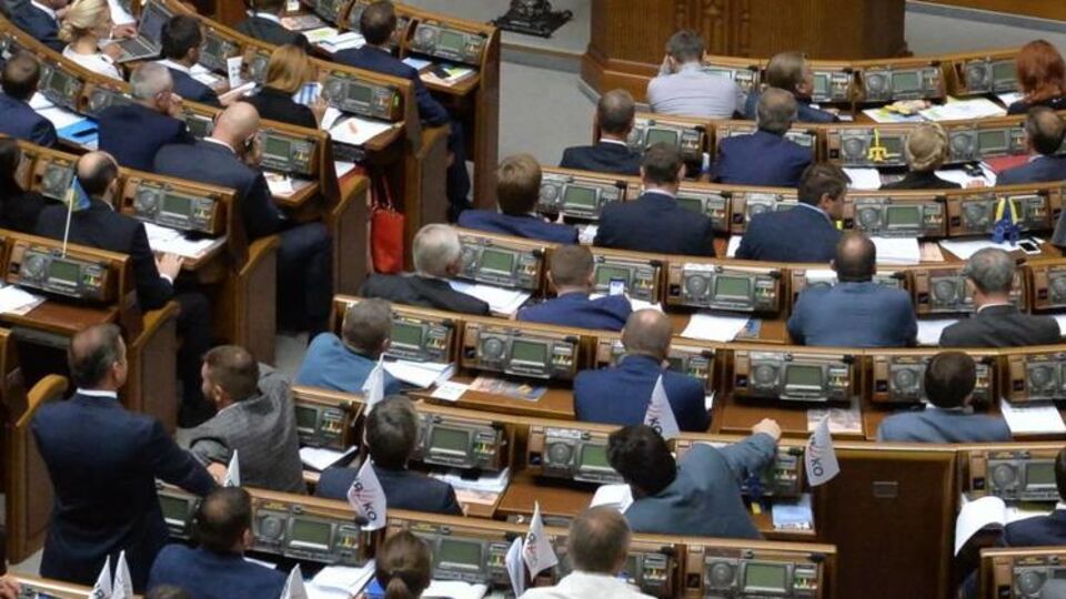 Тимошенко і Ляшка зазвичай розділяють чотири ряди депутатів