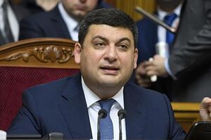 Гройсман подчеркнул, что украинские больницы и поликлиники находятся в ужасном состоянии из-за "абсолютно бестолковой политики в прошлые периоды"