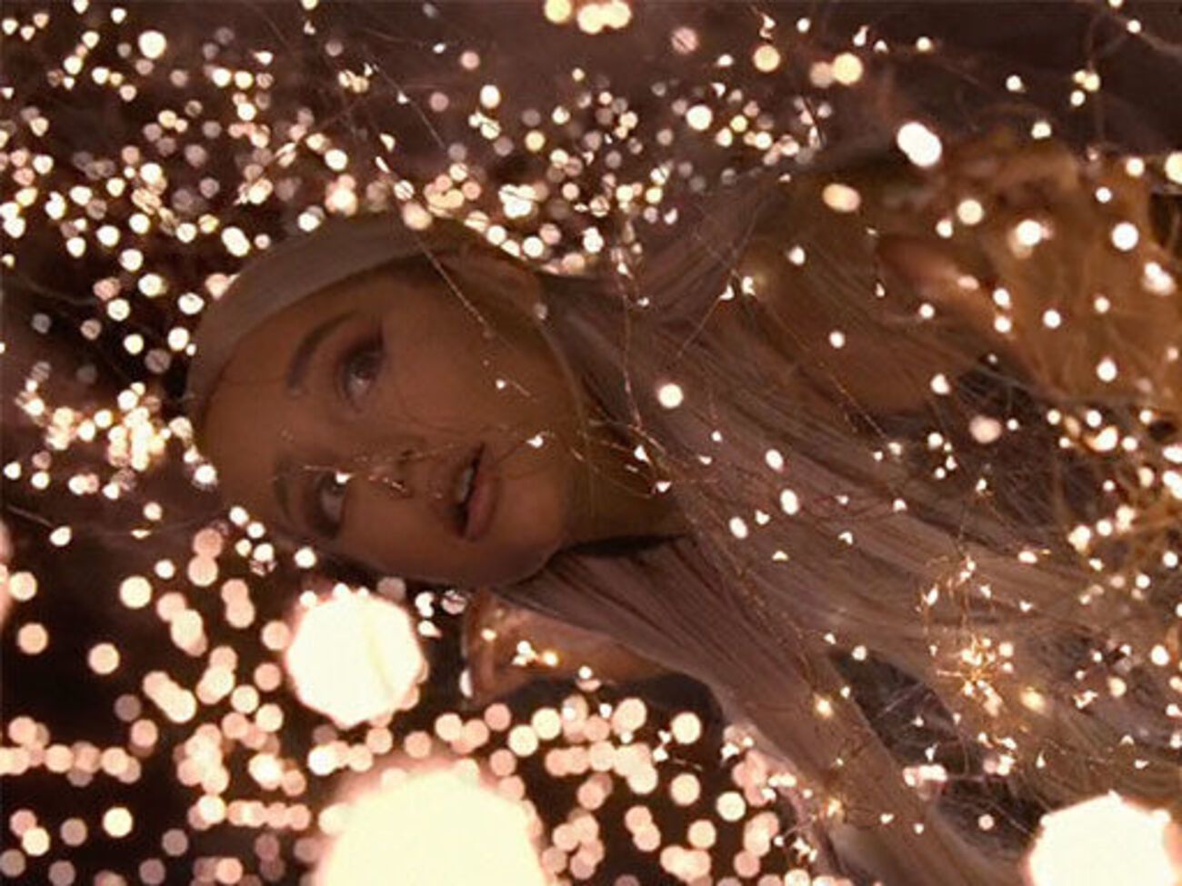 Аріана Гранде з'явилася в кадрі серед вогнів