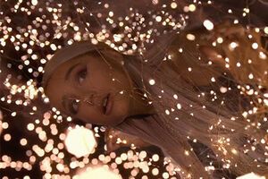 Аріана Гранде з'явилася в кадрі серед вогнів