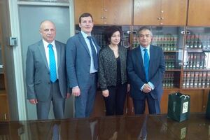 Енин (второй слева) во время встречи на Кипре