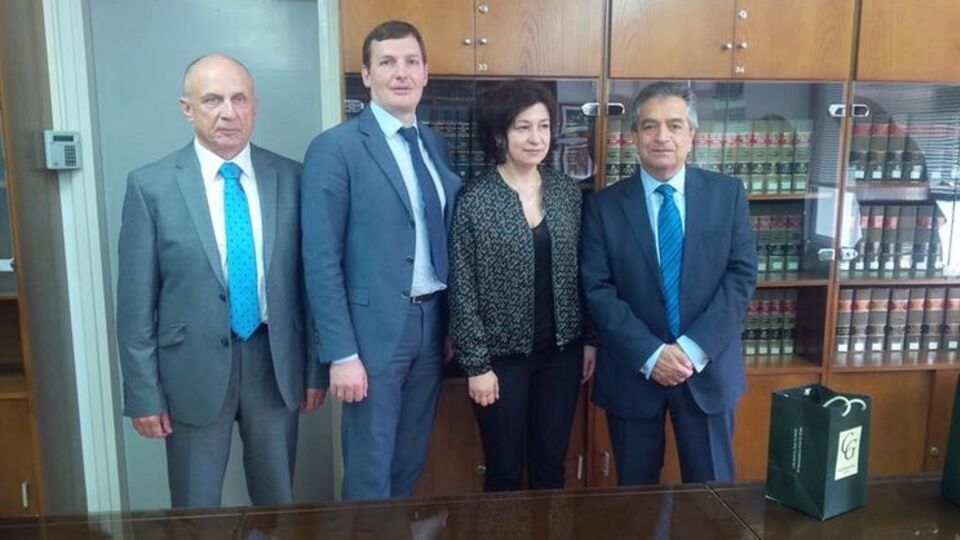 Енин (второй слева) во время встречи на Кипре