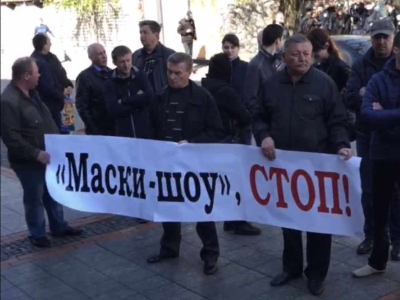 Утром 20 апреля протестующие пришли к зданию областного управления СБУ, потом отправились в прокуратуру и к губернатору