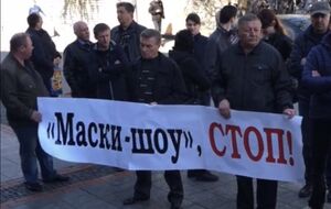 Утром 20 апреля протестующие пришли к зданию областного управления СБУ, потом отправились в прокуратуру и к губернатору