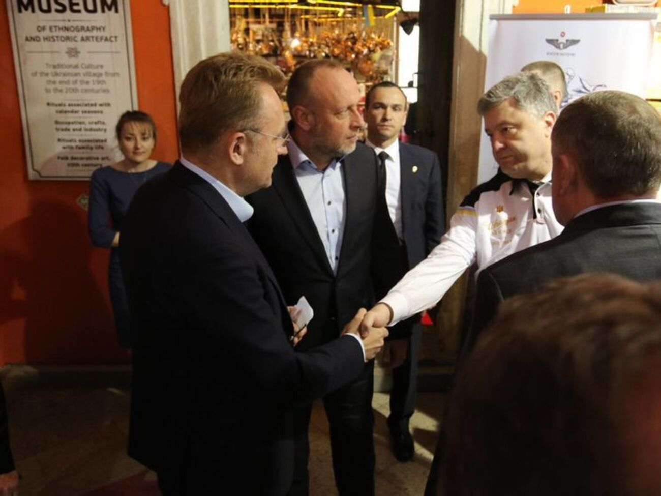 Порошенко (справа) извинился перед Садовым за инцидент