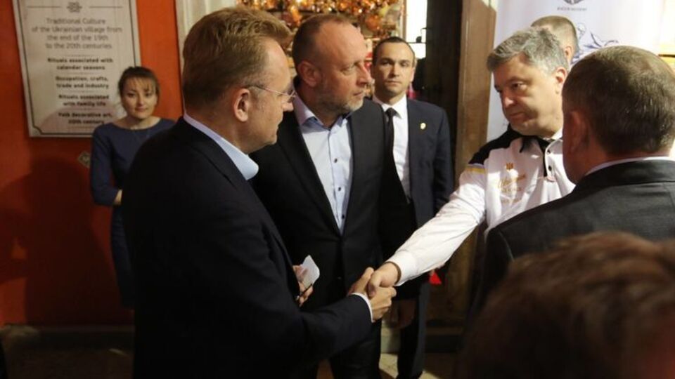 Порошенко (справа) извинился перед Садовым за инцидент