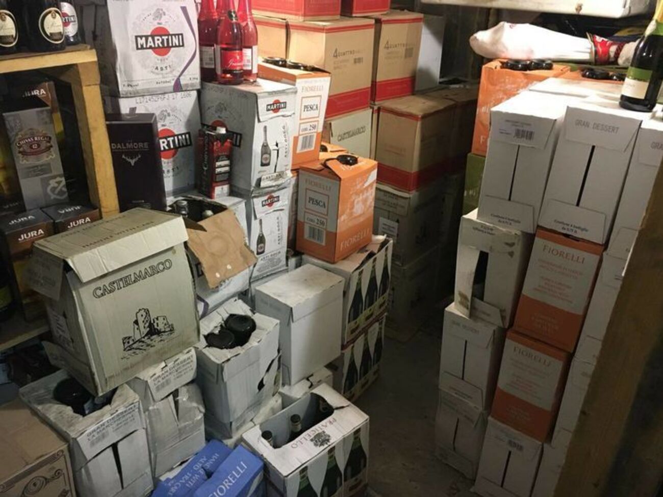 Зловмисники торгували алкогольною продукцією Chivas Regal, Jack Daniels, Martini без акцизів