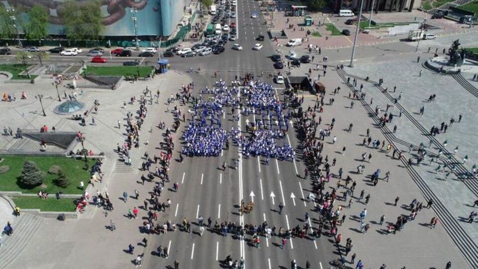 В Киеве прошел парад с выступлениями музыкальных и танцевальных коллективов