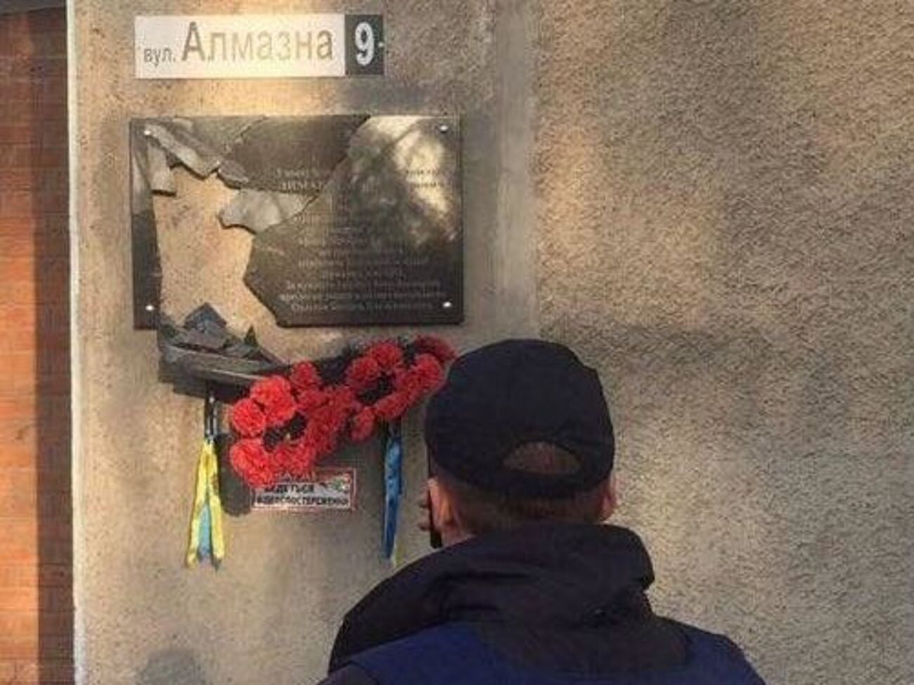 У Полтаві розбили пам'ятну дошку бійцеві Нацгвардії Сергію Лимарю