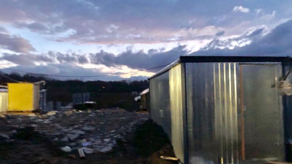 Побутівку здуло вітром
