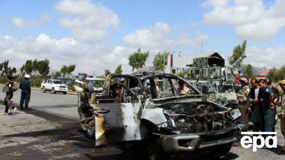 Семья проезжала мимо центра регистрации избирателей на автомобиле, когда прозвучал взрыв