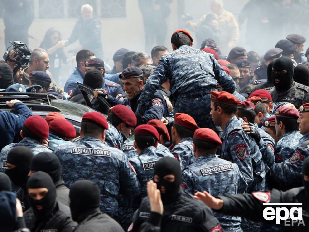 16 апреля демонстранты в Армении начали акцию гражданского неповиновения, полиция проводит массовые задержания