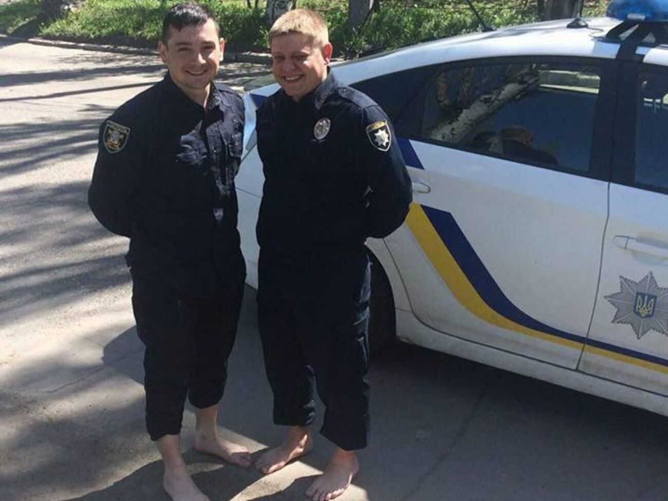 Один патрульный поплыл за девушкой, а его напарник координировал действия коллеги