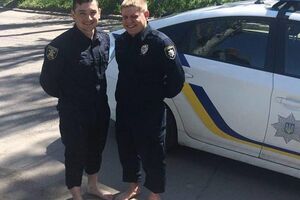 Один патрульный поплыл за девушкой, а его напарник координировал действия коллеги
