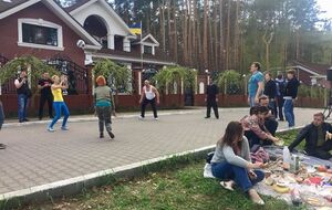 Активисты устроили пикник и поиграли в мяч у дома генпрокурора