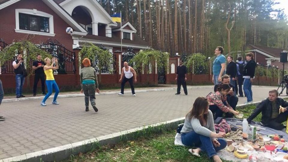 Активисты устроили пикник и поиграли в мяч у дома генпрокурора