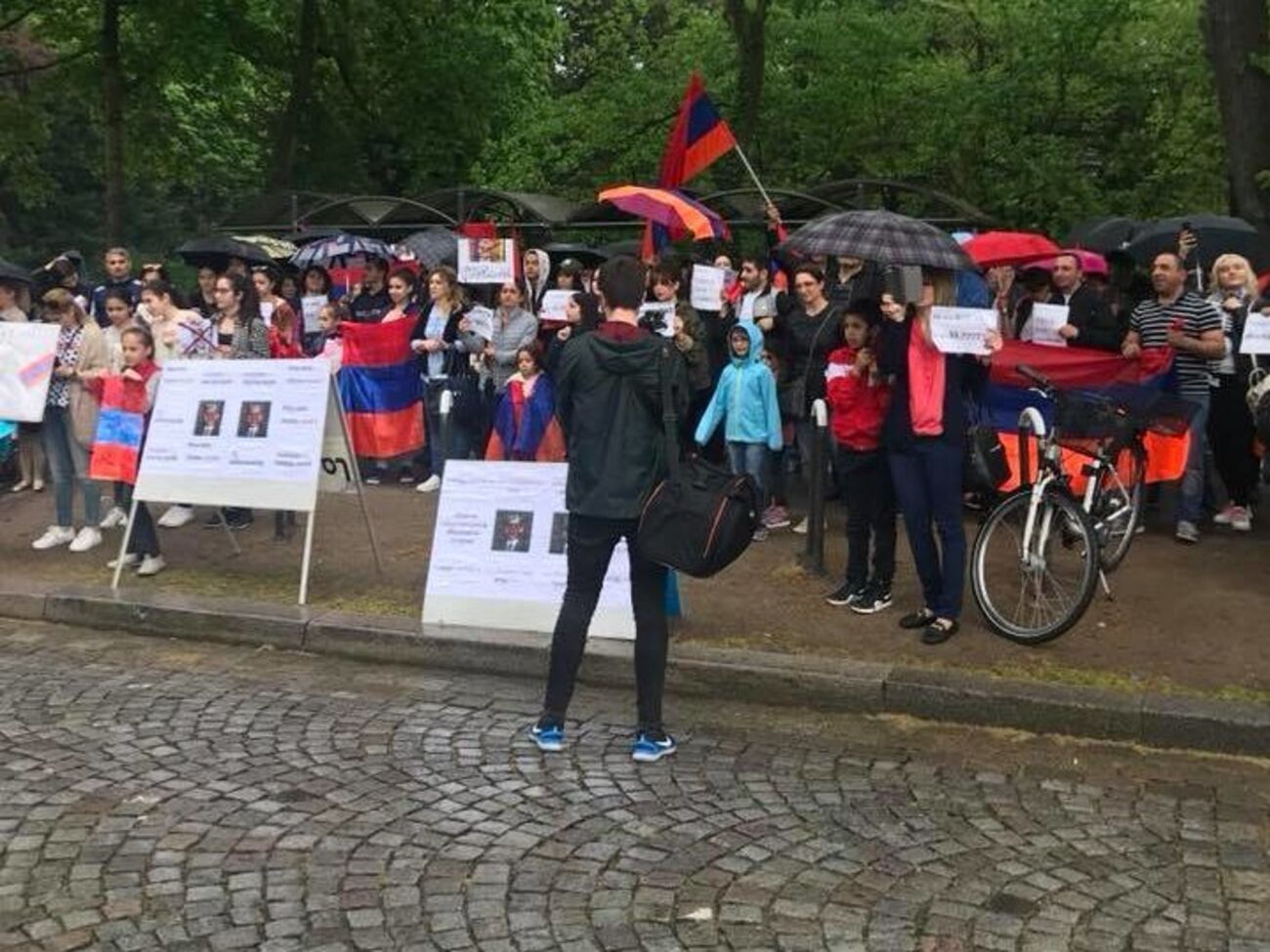 По словам Березовца, армяне в Страсбурге скандируют "Саргсян &ndash; убийца!"