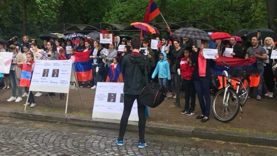 По словам Березовца, армяне в Страсбурге скандируют "Саргсян – убийца!"