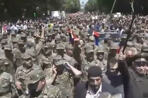 Кілька десятків військових підтримало протестувальників