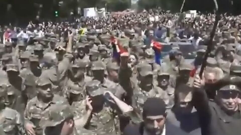 Несколько десятков военных поддержали протестующих