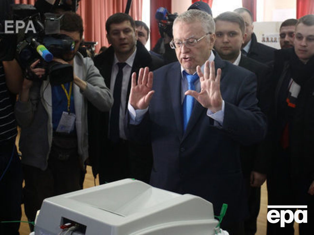 Жириновський: Буде пан-російський світ... Приповзете, і не пустимо. Відпихати будемо