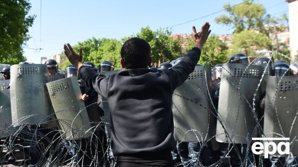 Лидер армянской оппозиции заявил, что власть в стране перешла к народу