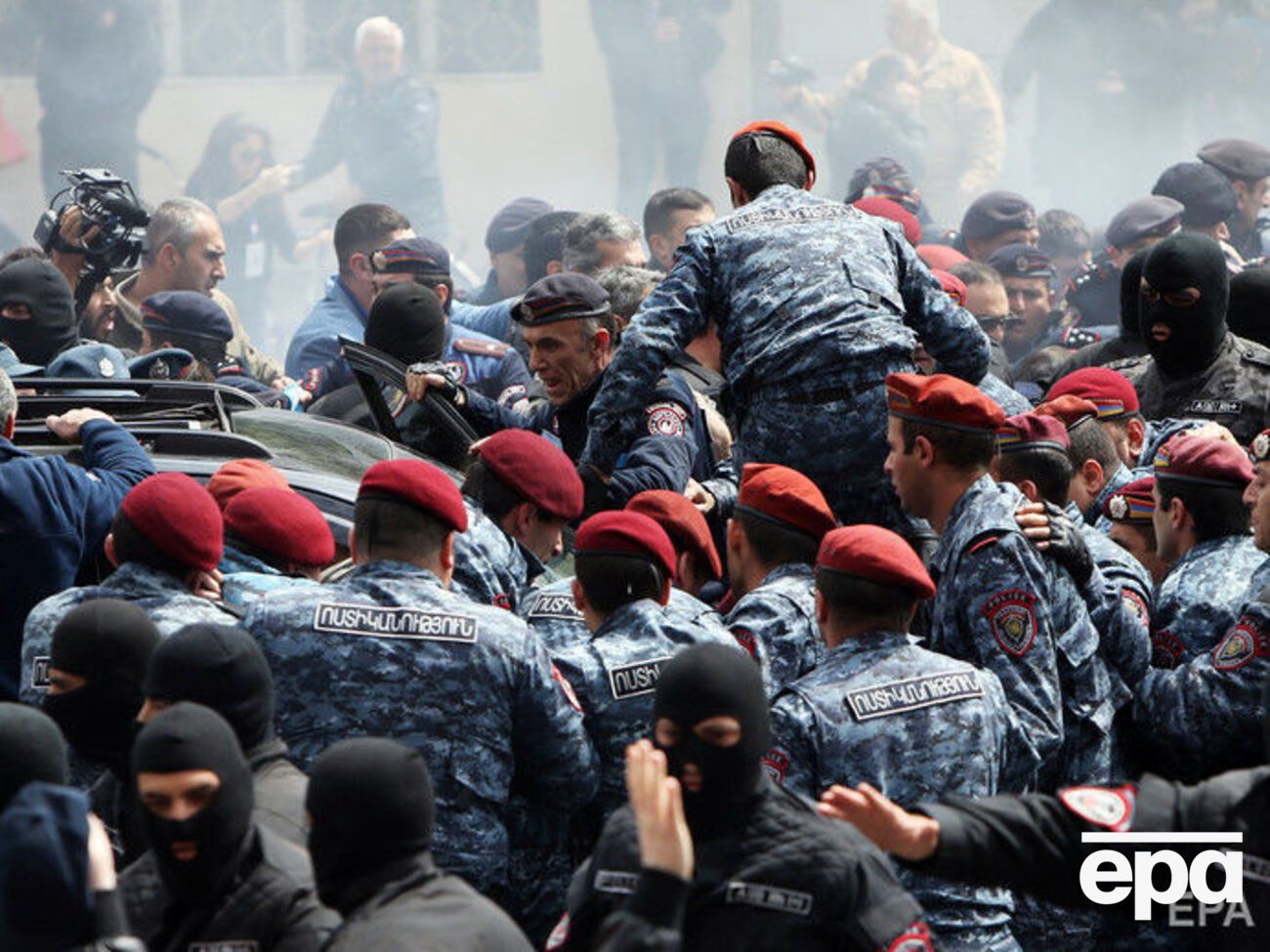 Протесты вынудили премьер-министра Армении подать в отставку