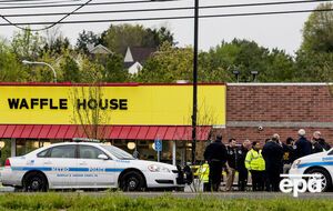 Полуголый человек открыл огонь по посетителям кафе Waffle House