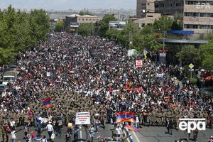 17 апреля лидер протестов Никол Пашинян заявил о начале бархатной революции